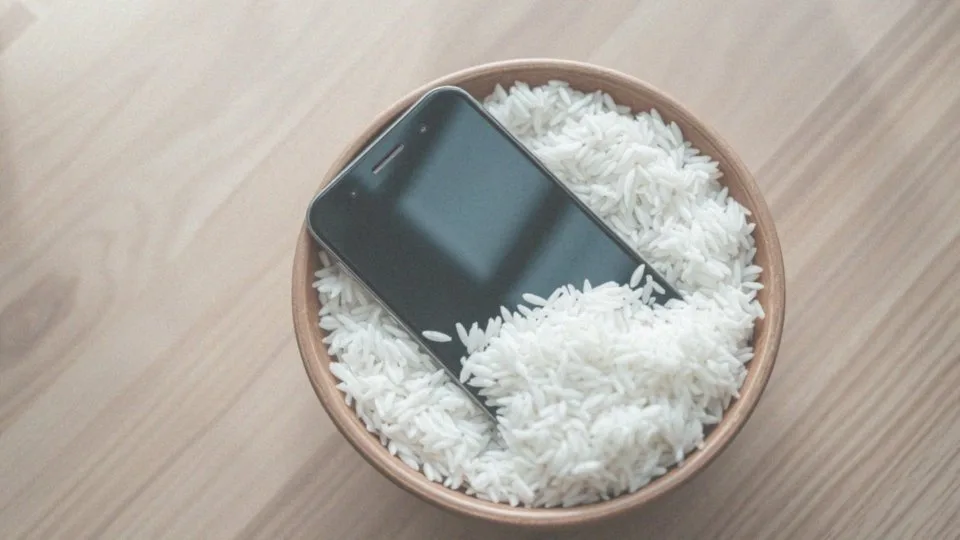 Ile trzymać telefon w ryżu? Skuteczne metody osuszania